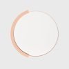 στρογγυλός μεταλλικός καθρέφτης σε ροζ χρυσό