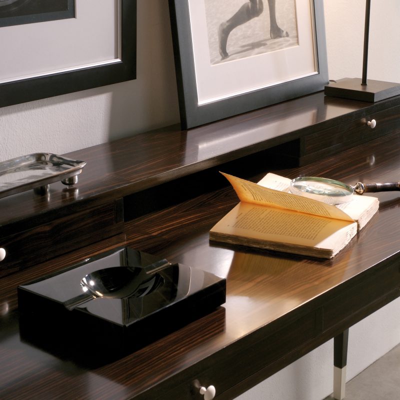 σκούρο σεκρετερ με λεπτά πόδια